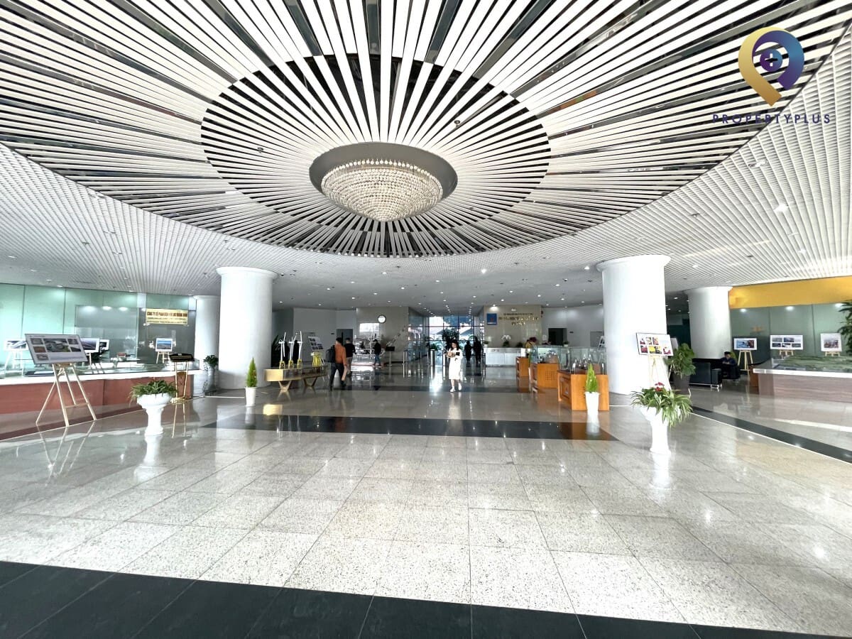 Lobby area of VPI Tower with modern ceiling design and reception desks - hình ảnh từ Property Plus